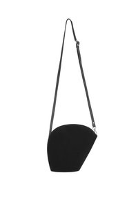 Borsa a spalla curva nera con esterno in tessuto liscio, un'unica tracolla regolabile e una forma geometrica. Senza decorazioni o motivi.