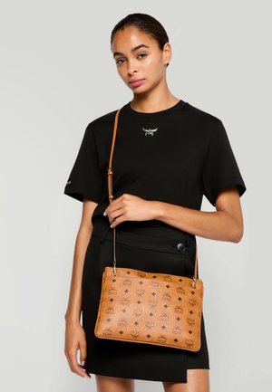 CROSSBODY POUCH IN VISETOS ORIGINAL - Pikkulaukku - cognac