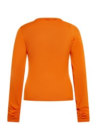 Maglione a maniche lunghe di un vivace arancione, realizzato in un morbido tessuto a maglia. Presenta un semplice scollo a giro e dettagli arricciati ai polsi.
