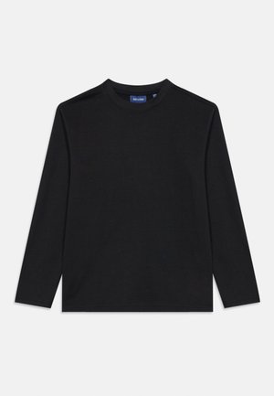 T-shirt noir à manches longues avec un col rond, portant une étiquette bleue à l'intérieur du col, posé à plat sur un fond blanc.