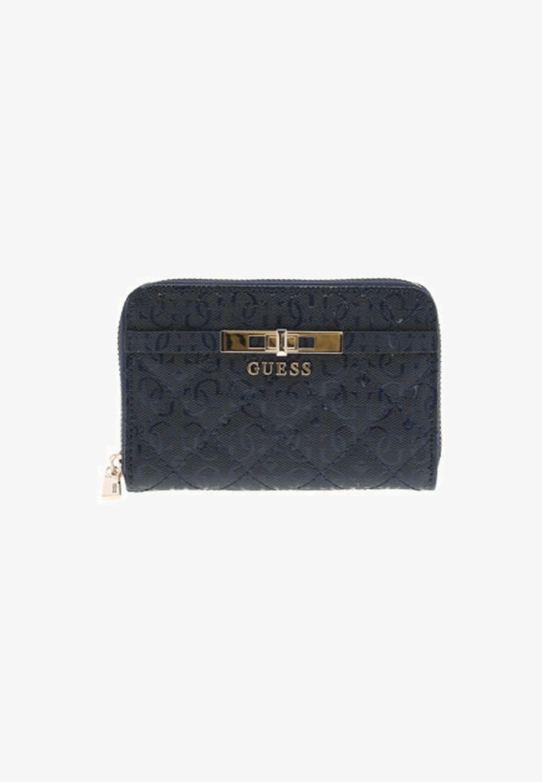 Portefeuille Guess noir avec motif matelassé en monogrammes, fermeture dorée et tirette de fermeture éclair sur fond blanc.