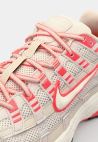 Nike Sportswear P 6000 - Baskets basses - bright crimson/soft pearl/light orewood brown/black/metallic silver