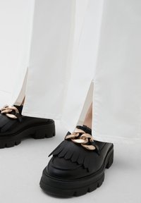 s.Oliver Pantalon classique - weiß