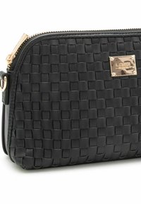 Clutch de cuero tejido negro con cierre de cremallera, que cuenta con una placa de logo en tono dorado y un diseño plano. Textura suave con detalles estructurados.