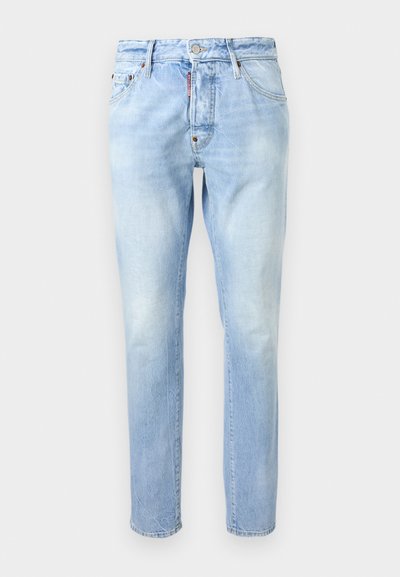 Jean en denim bleu clair avec bouton et fermeture éclair à l'avant, style cinq poches, jambe droite et légère décoloration sur les cuisses et les genoux.
