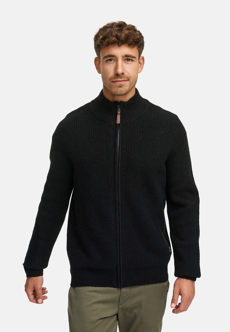 Zwarte gebreide zip-up trui met een hoge kraag, geribbeld textuur, lange mouwen en een leren ritslipdetail.