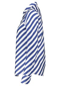 Blå och vit diagonalt randig långärmad skjorta med knapp-up och krage, visad från sidan mot en vit bakgrund.