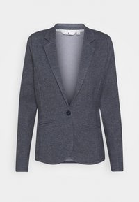 Tmavě šedý blazer vyrobený z měkké látky, s klopami do tvaru v, uzávěrem na jeden knoflík a dvěma předními kapsami s hladkou texturou.