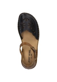 Sandalia de cuero negra con recortes florales, correa ajustable marrón y plantilla beige. Presenta costuras decorativas a lo largo de los bordes.