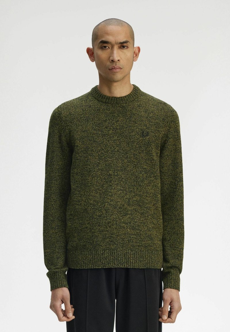 Maglione verde lavorato a maglia con scollo rotondo e motivo texturizzato. Polsini e orlo a coste, con un piccolo logo sul petto. Vestibilità classica.