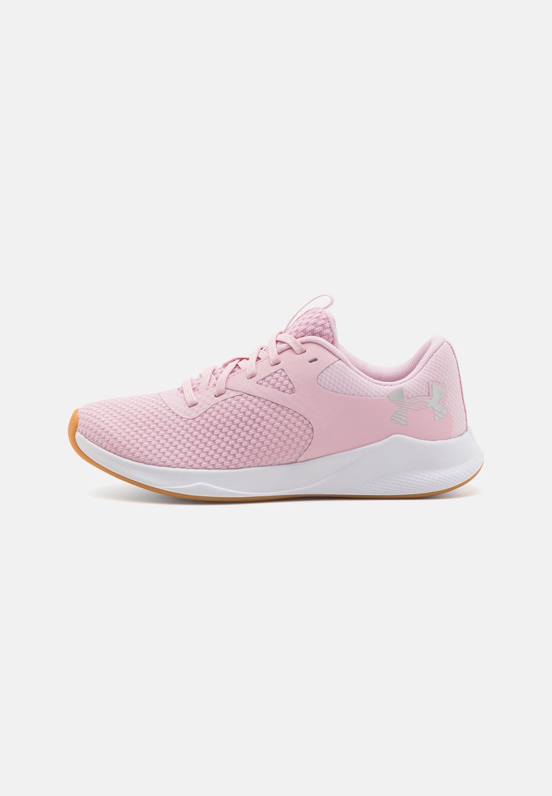 Rosa träningsskor med en mesh-övre, vadderad krage och vit mellansula. Har en texturerad gummisula och subtil märkning på sidan.