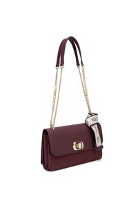 Borsa borgogna con esterno in pelle liscia e parte frontale in morbido suede, dotata di un clasp dorato, tracolla a catena e un'etichetta decorativa in tessuto.
