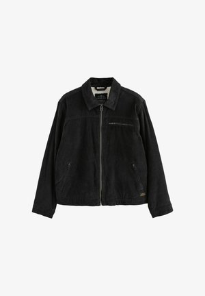 Chaqueta de mezclilla negra con cuello, cremallera frontal, dos bolsillos laterales y un pequeño bolsillo con cremallera en el pecho. Textura suave con diseño minimalista.