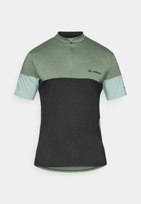 Camiseta de ciclismo de manga corta en un diseño bicolor de verde oscuro y negro. Presenta un cuello con cremallera, tejido ligero y un logo en el pecho.