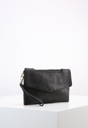 Sort læderclutch med fold-over design, lynlåsdetailler og aftagelig rem. Glat tekstur med minimalistisk æstetik.