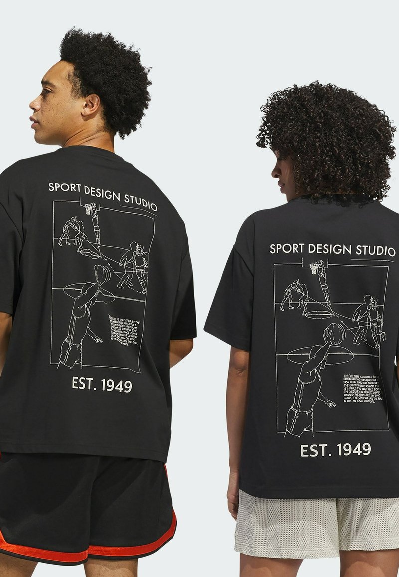 Zwart katoenen t-shirt met witte lijntekeningen van basketbalspelers op de achterkant, met de tekst "SPORT DESIGN STUDIO" en "EST. 1949" eronder.