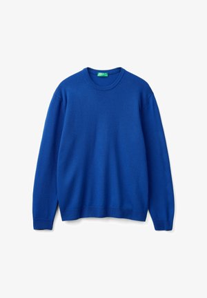 Suéter azul hecho de material suave, con cuello redondo, mangas largas, puños y dobladillo acanalados, sin patrones ni acentos visibles.