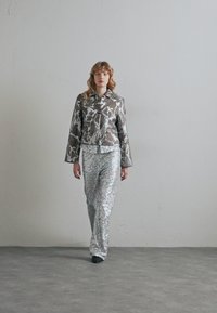 Stine Goya BOXY STRAIGHT JACKET - Blazer - silver/taupe