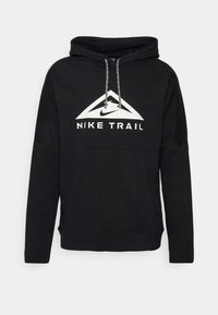 Mustan Nike Trail -huppari, jossa on valkoinen kolmio-logo, nyörithuppu ja teksturoitu kangaspinta.