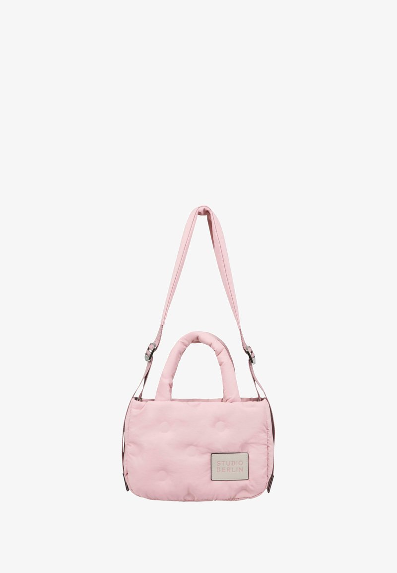 Borsa a tracolla imbottita rosa con manici doppi e una tracolla regolabile. Presenta una forma rettangolare, una texture liscia e un'etichetta del marchio.