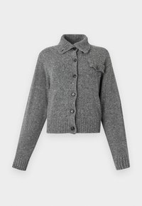 Szary dzianinowy kardigan z zapinaniem na guziki, prążkowanym kołnierzem, mankietami i dołem oraz małym falbaniastym detalem na lewej kieszeni piersiowej.