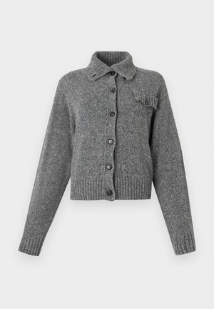 Szary dzianinowy kardigan z zapinaniem na guziki, prążkowanym kołnierzem, mankietami i dołem oraz małym falbaniastym detalem na lewej kieszeni piersiowej.