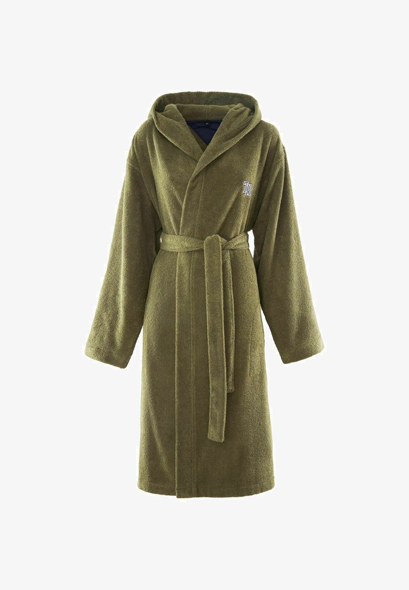 Weicher olivgrüner Bademantel mit Kapuze, langen Ärmeln und gebundenem Taillengürtel, mit kleinem Logo auf der Brust.