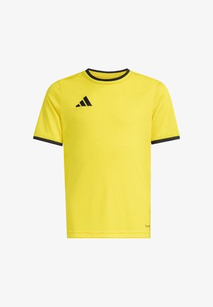 Camiseta deportiva amarilla de manga corta con ribete negro en el cuello y las mangas, con un logo negro de Adidas en el lado superior izquierdo del pecho.