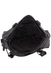 Mustassa nahkabägissä on vetskarkiinnitys, texturoitu sisus ja useita taskuja. Varustettu hopeasävytteisillä yksityiskohdilla ja tilavalla, kiillotetulla designilla.