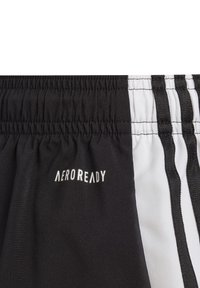 Pantalones cortos deportivos negros con detalles en blanco, con cintura elástica, logo destacado de "AEROREADY" y diseño con rayas.