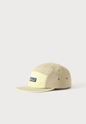 Beige og lysegul Patagonia fem-panel kasket med flad skygge og logo på fronten mod hvid baggrund.