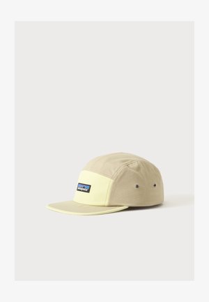 Beige og lysegul Patagonia fem-panel kasket med flad skygge og logo på fronten mod hvid baggrund.