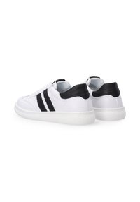 Weiße Leder-Sneaker mit schwarzen Akzenten und drei Seitenstreifen, strukturiertem Gummisohle und gepolstertem schwarzen Fersenbereich für Unterstützung.