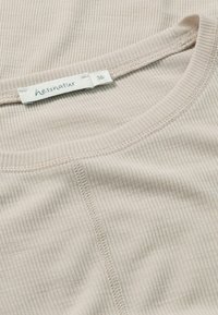 hessnatur MERINO - Langarmshirt - düne