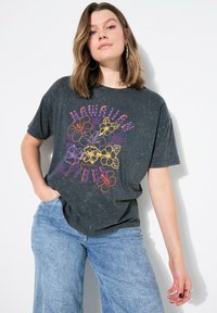 T-shirt z bawełny w kolorze węgierzmianym, ozdobiony kolorowym motywem kwiatowym oraz napisem "Hawaiian Vibes", luźny krój i krótki rękaw.