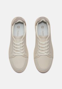 Sneakers in pelle beige con una finitura liscia, dotati di lacci bianchi, punta rotonda e dettagli di cucitura discreti. Marchio visibile sulla soletta.