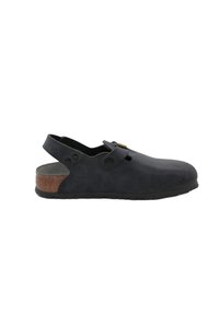 Schwarze Gummi-Clogs mit strukturierten Oberflächen, verstellbarem Riemen und Holzabsatzakzenten, die ein kreisförmiges Hardware-Detail an der Seite aufweisen.