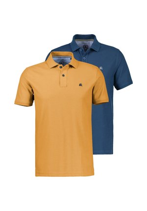 Zwei kurzärmelige Polohemden, eines in Senfgelb vorne und eines in Marineblau dahinter, beide mit Kragen und Knopfleiste.