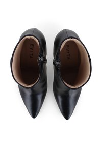 Schwarze Leder-Stiefeletten mit spitzen Zehen und einer glatten Textur. Verfügen über seitliche Reißverschlüsse und ein beiges Innenfutter mit sichtbarem Branding im Inneren.