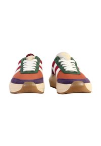 Zapatillas multicolores con malla naranja, acentos verdes y rojos, cordones blancos y una suela morada. Punta redondeada y parte superior texturizada.
