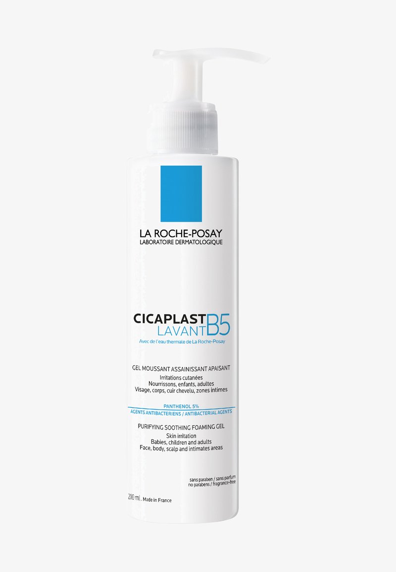 Transparente Kunststoffflasche mit einem weißen Pumpkopf. Das Etikett hat blaue Farbakzente. Enthält 200 ml beruhigendes Schaumgel bei Hautirritationen.