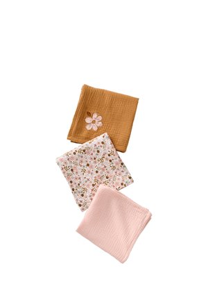 Drei gefaltete Musselintücher: eines braun mit pinker Blume, eines weiß mit pink-braunem Blumenmuster, eines einfarbig hellrosa.