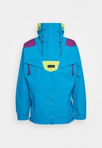 Veste extérieure bleue et violette avec des accents jaunes, capuche ajustable avec cordons, poignets élastiques, fermeture éclair à l'avant et logo Columbia sur la poitrine.
