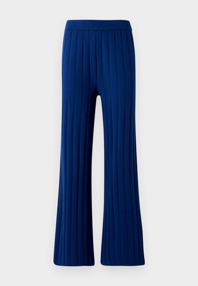 Blå, plisserte bukser med et utsvingt ben-design. Stoffet ser jevnt og elastisk ut, med vertikale plisseringer langs lengden.