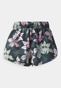 Svarte blomstrete shorts med strikk i livet, med store rosa og grønne blomster mønstre, og et mykt, lett stoff.