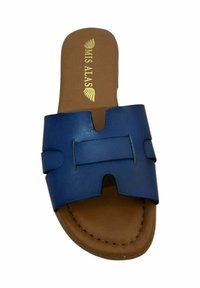 Sandalia de cuero azul con una correa ancha que presenta un diseño recortado. Textura suave con una plantilla marrón y el nombre de la marca estampado.