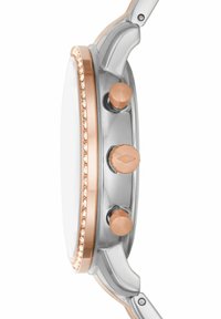 Zilveren metalen horloge met een roségouden bezel, twee drukknoppen en een gestructureerd diamanten patroon langs de rand. Gladde witte wijzerplaat.