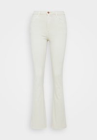 Vaqueros acampanados en denim color crema claro, con cinco bolsillos, cierre de un solo botón y textura suave con detalles de costura visibles.