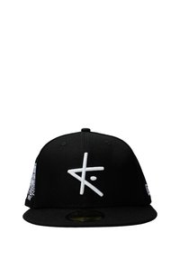 Cappellino snapback nero con un grande logo bianco sulla parte frontale, dettaglio della toppa laterale, visiera piatta e tessuto testurizzato.