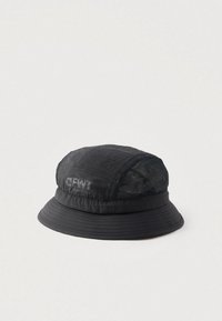 Chapeau seau noir avec panneaux en maille, bord côtelé et tissu texturé. Présente un logo à l'avant et un design à sommet arrondi.